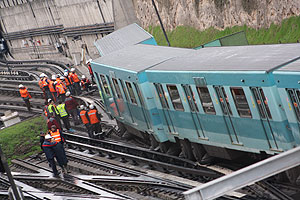 Tren del metro de Santiago se descarrila por conductor distraído.