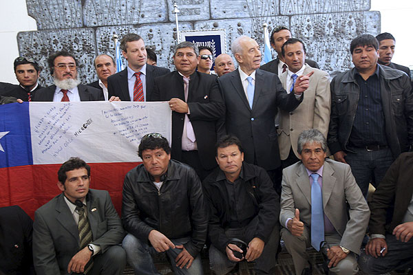 Mineros chilenos se reúnen con el Presidente israelí y reciben la bendición judía