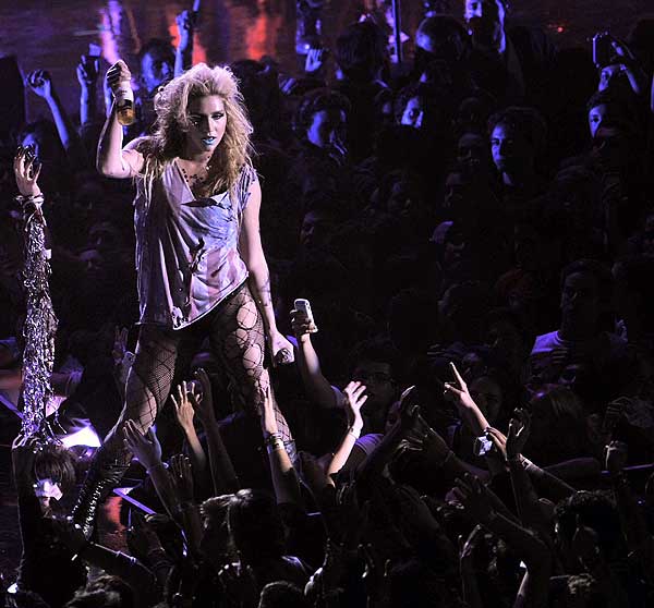 Joe Jonas y Kesha ponen a prueba la paciencia de sus fans en errático concierto para la TV