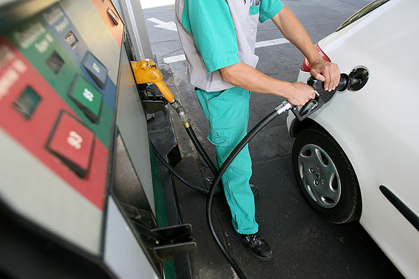 Ministro de Hacienda acotó a $20, y no $35, alza de combustibles esta semana