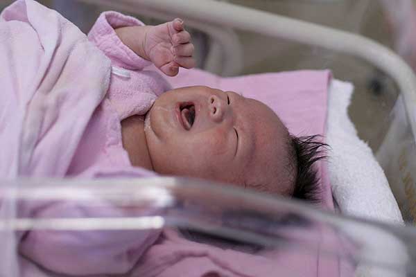 Descubren 'mercado negro' de bebés vendidos por sus padres en China