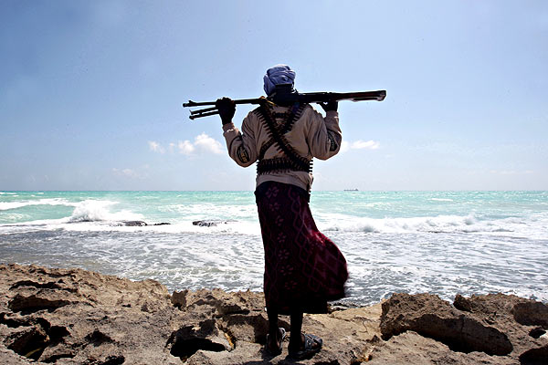 Piratas somalíes liberan tanquero secuestrado desde abril pero mantienen 4 rehenes