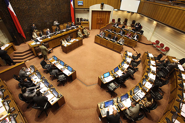 Las asignaciones de senadores chilenos frente a sus pares del mundo