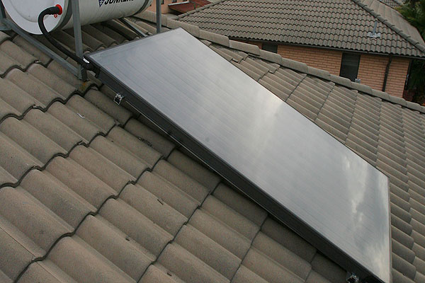 Gobierno entrega subsidios para instalar paneles solares en 609 viviendas sociales