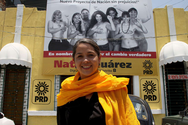 Revuelo por candidata mexicana que posó en 'topless' en afiche