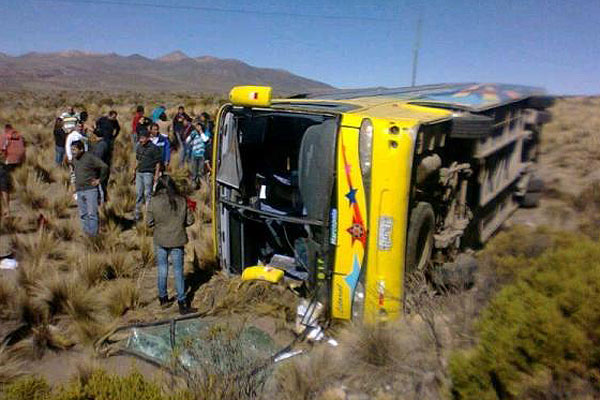 Bus con chilenos que iban a alentar a 'La Roja' vuelca en cercanías de aduana boliviana