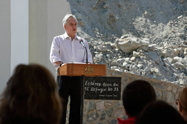 Piñera lidera homenaje a 'los 33' a dos años del derrumbe en la mina San José