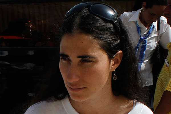 Detienen a reconocida disidente cubana Yoani Sánchez junto a su marido