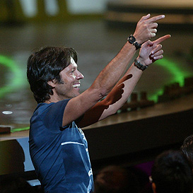 Zúñiga saluda al público desde el palco del jurado, en Viña 2006. El cantautor sigue de cerca el desarrollo del Festival, y asegura que relegar la competencia ''es un error que tarde o temprano lo va a lamentar el Festival''.