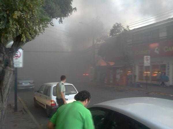 Incendio de grandes proporciones afectó locales comerciales en San Bernardo