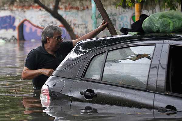 Lluvias sin precedentes que dejaron 8 muertos en Buenos Aires inundan ahora La Plata