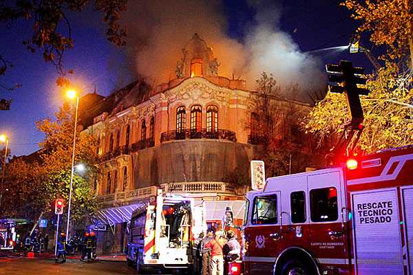 Controlan incendio en Palacio Íñiguez  e investigan intencionalidad