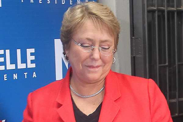 Bachelet plantea necesidad de una nueva Constitución en su eventual gobierno