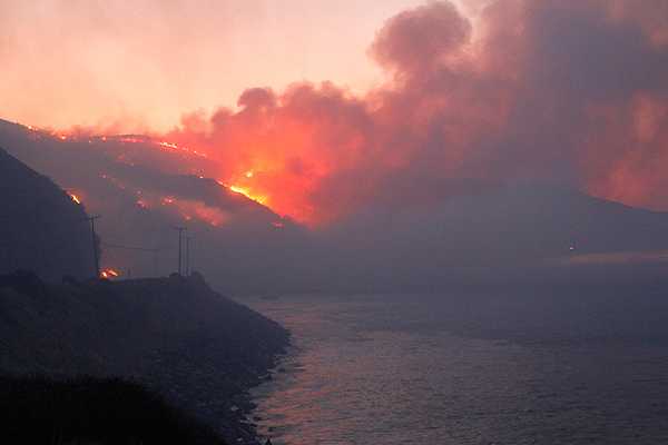Incendio forestal en costa de California amenaza 3.000 casas en EE.UU. 