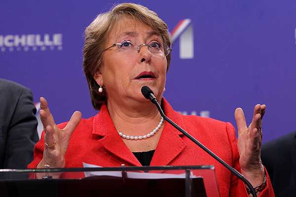 Bachelet pide evitar 'oportunismos' tras críticas del Gobierno por caso BancoEstado