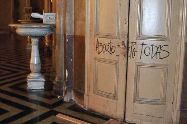 Marcha en favor del aborto concluyó con destrozos en Catedral Metropolitana