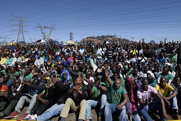 Compañía que explota mina sudafricana pide perdón por mineros muertos en 2012