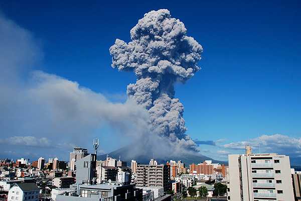 Ciudad japonesa se cubre de ceniza por erupción de volcán