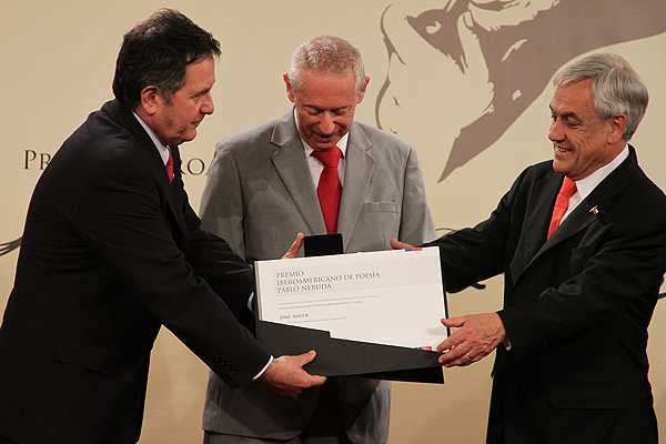 Presidente Piñera entrega Premio Iberoamericano Pablo Neruda a José Kózer