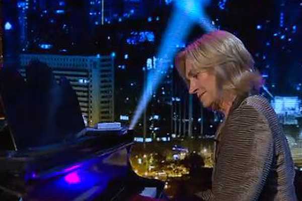 Matthei toca el piano y recibe apoyo de Cecilia Morel en 'Las Caras de La Moneda'