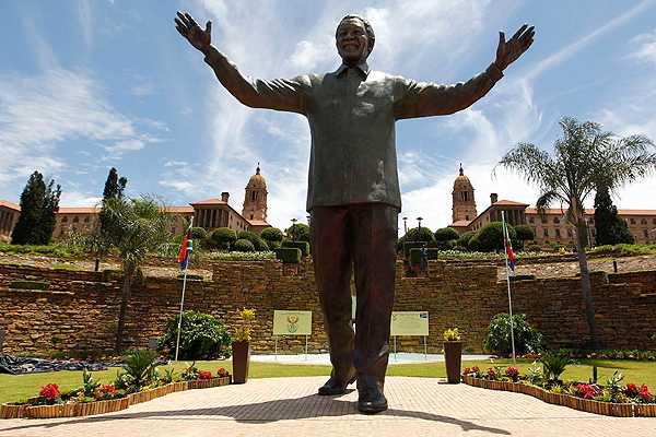 Inauguran imponente estatua de Nelson Mandela ante la sede de Gobierno en Pretoria