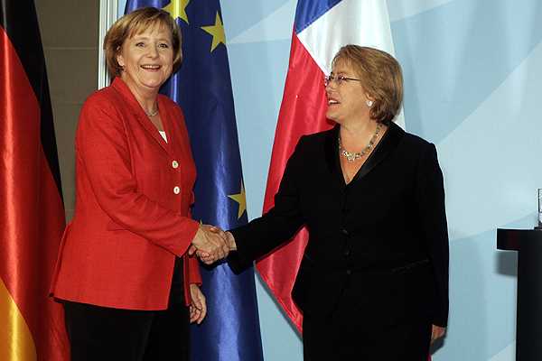 Merkel felicita a Bachelet por su victoria y recuerda el encuentro bilateral de 2006