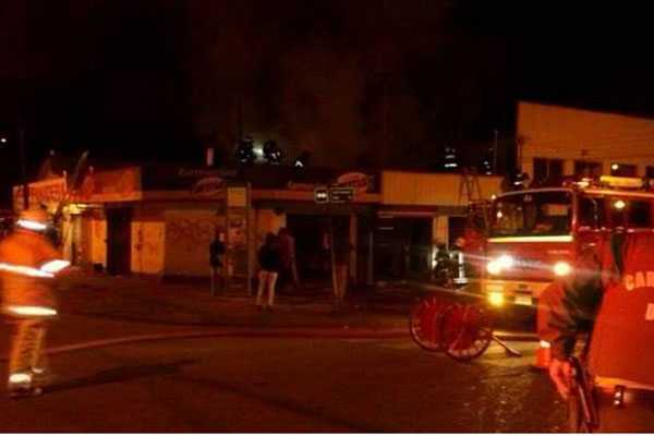 Ataque incendiario afecta a sucursal bancaria y una farmarcia en Padre Las Casas 