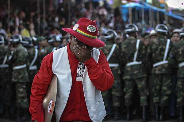 Tragedia en Bolivia: Músicos mueren aplastados por puente en carnaval de Oruro
