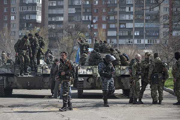 Tropas ucranianas con tanques se pasan a las filas de los separatistas