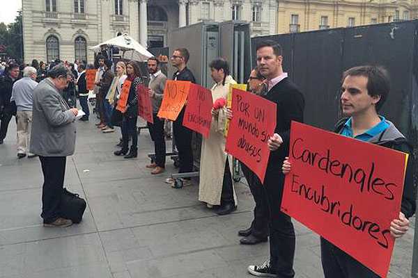 Figuras públicas y víctima de Karadima protestan contra Ezzati afuera de la Catedral