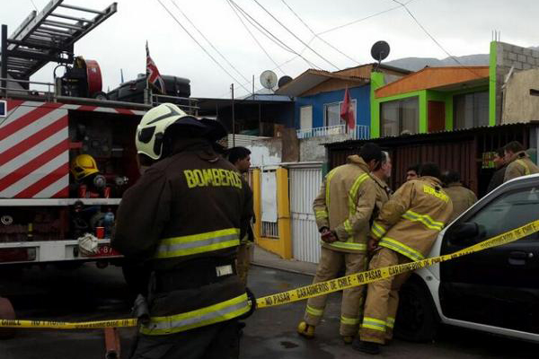 Madre murió carbonizada y su hija de 11 años está grave tras incendio en Iquique