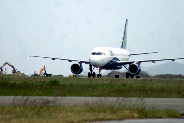 Vuelven a reportar desvíos de vuelos en aeropuerto de Santiago por neblina