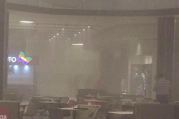 Bomberos concurre a mall Parque Arauco tras alarma por emanación de humo