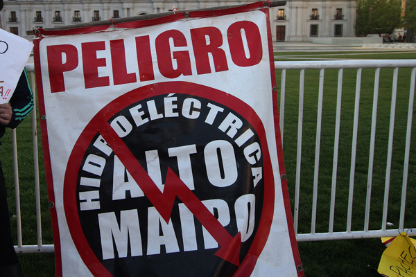 Manifestantes contra hidroeléctrica Alto Maipo intentan agredir a ministro Pacheco