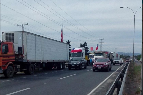 Camioneros cortan tránsito en Ruta 5 Sur por protesta multigremial