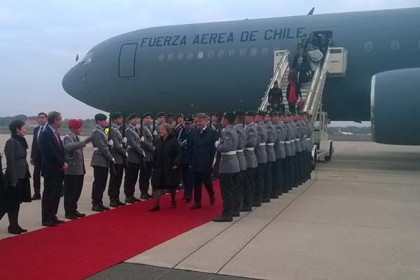 Bachelet llega a Berlín con el objetivo de incentivar las inversiones alemanas en Chile