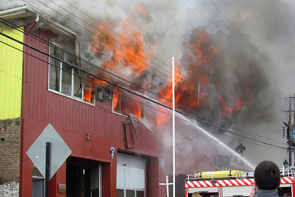 Muere joven bombero durante incendio que afectó a cuartel ubicado en Puerto Natales