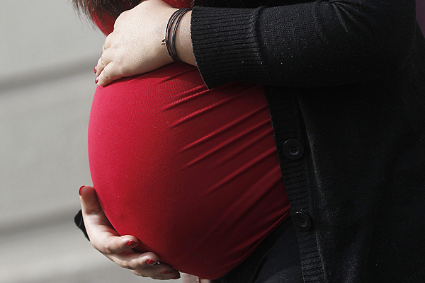 Isapres no descartan aumento de precios por fin al embarazo como preexistencia