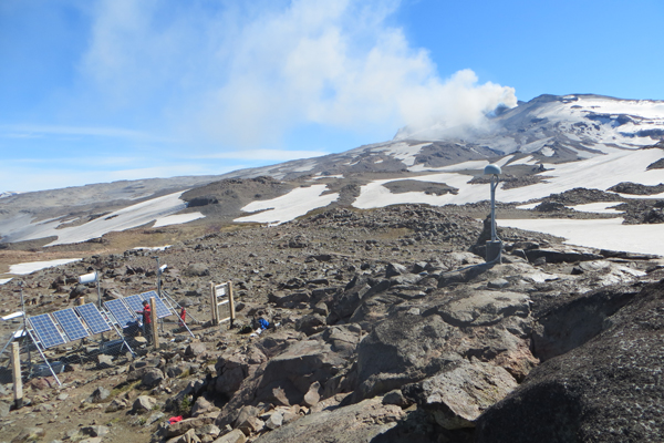Sernageomin instala equipos en Argentina para monitorear el volcán Copahue