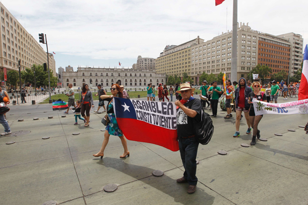 Marcha por Asamblea Constituyente convoca a más de 10 mil personas en Santiago