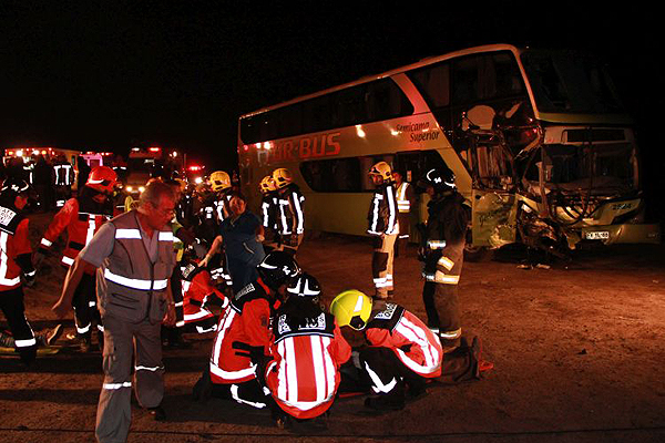 Ocho heridos graves dejó choque frontal de un bus con un camión al sur de Iquique