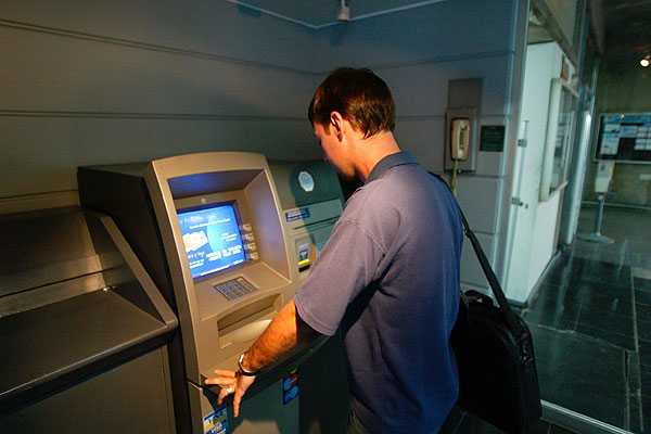Gobierno y BancoEstado acuerdan instalar 60 cajeros automáticos en comisarías del país