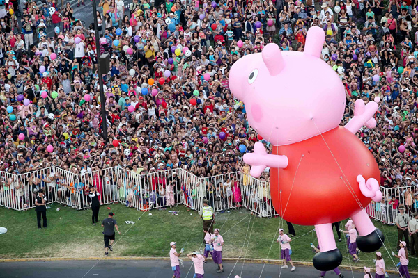 Alrededor de 800 mil personas presenciaron desfile de globos gigantes en Santiago