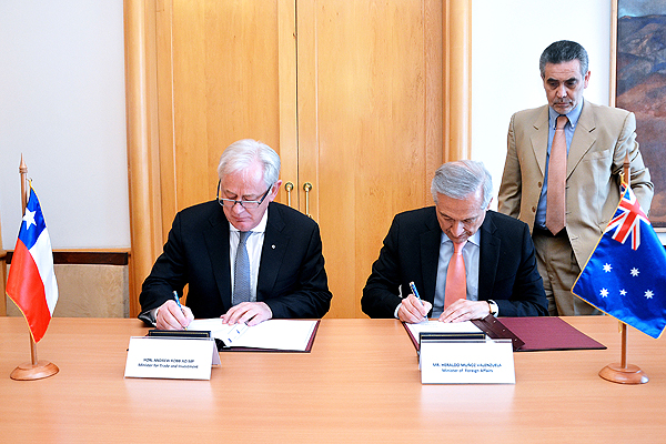 Canciller Muñoz firma acuerdo con ministro de Comercio de Australia