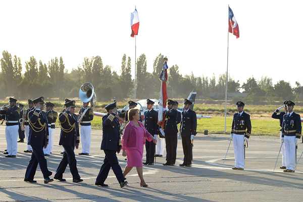 Bachelet destaca en graduación de oficiales el rol de la FACh frente a catástrofes