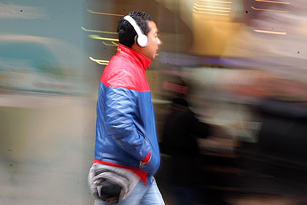 Diputados presentan proyecto que sanciona el uso de audífonos en calles transitadas