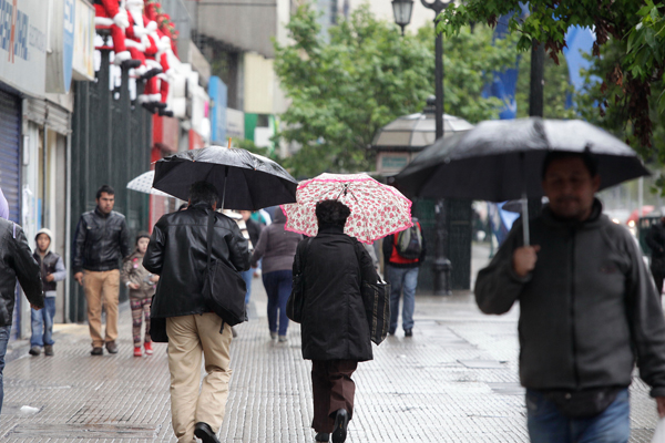 Precipitaciones llegarán hoy a Santiago, pero altas temperaturas se mantendrán hasta Navidad