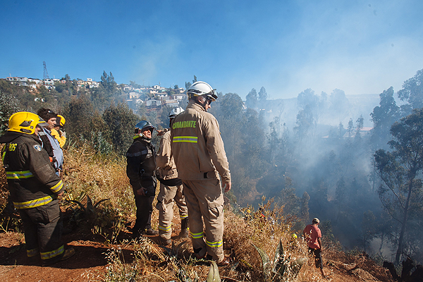 Aumentan focos de incendios en Valparaíso y Onemi aumenta el número de alertas rojas
