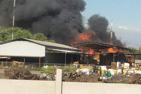 Incendio deja unas 15 familias damnificadas en la comuna de Quilicura