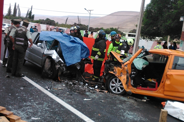 Dos personas murieron tras choque frontal de vehículos cerca de Arica